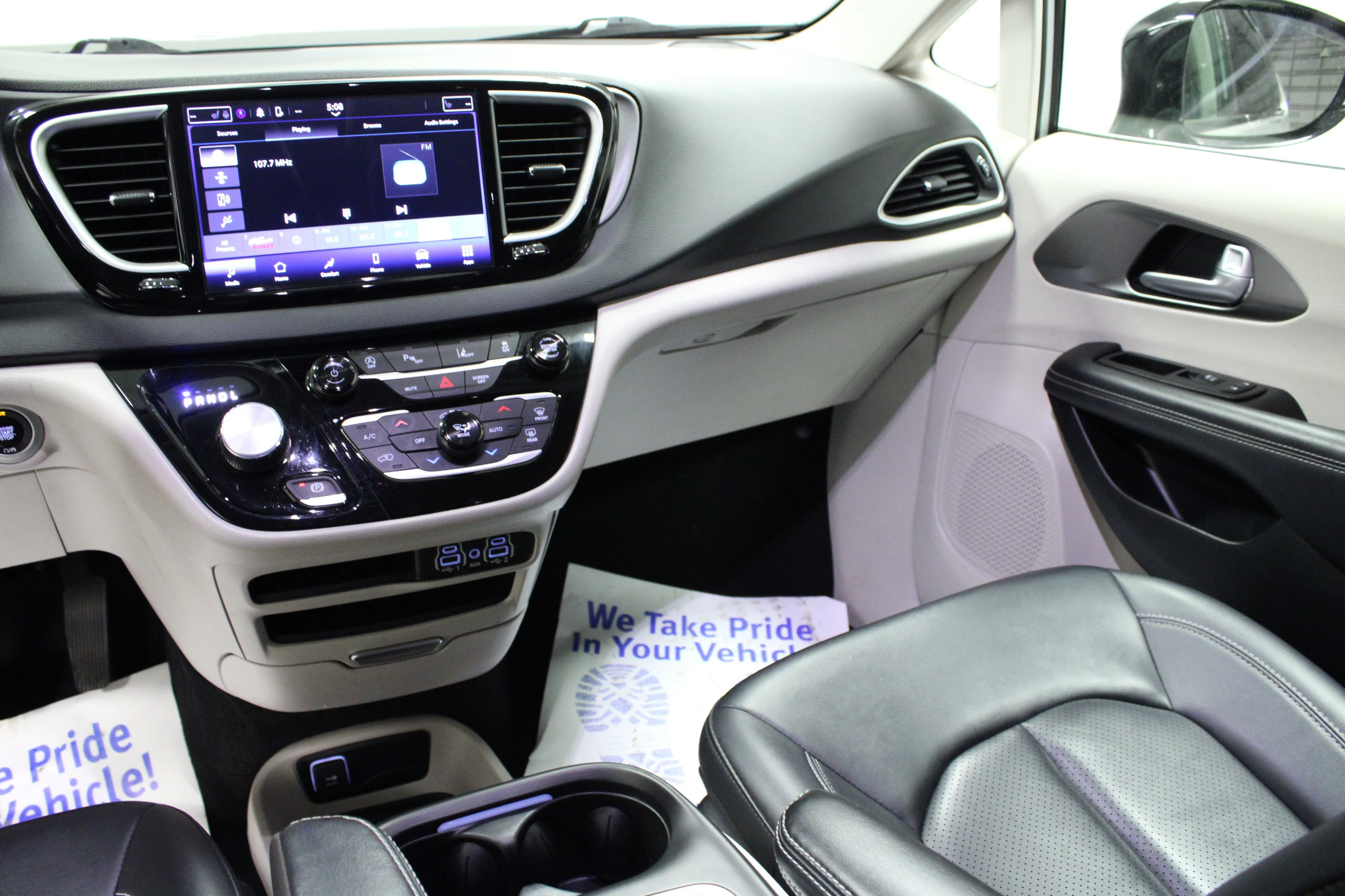 Used 2024 Silver Mist Clearcoat Chrysler Touring L image 20