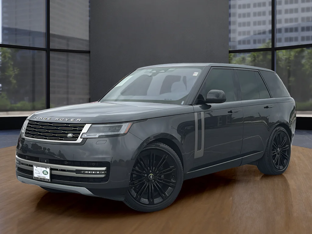 Used 2023  Land Rover SE image 9