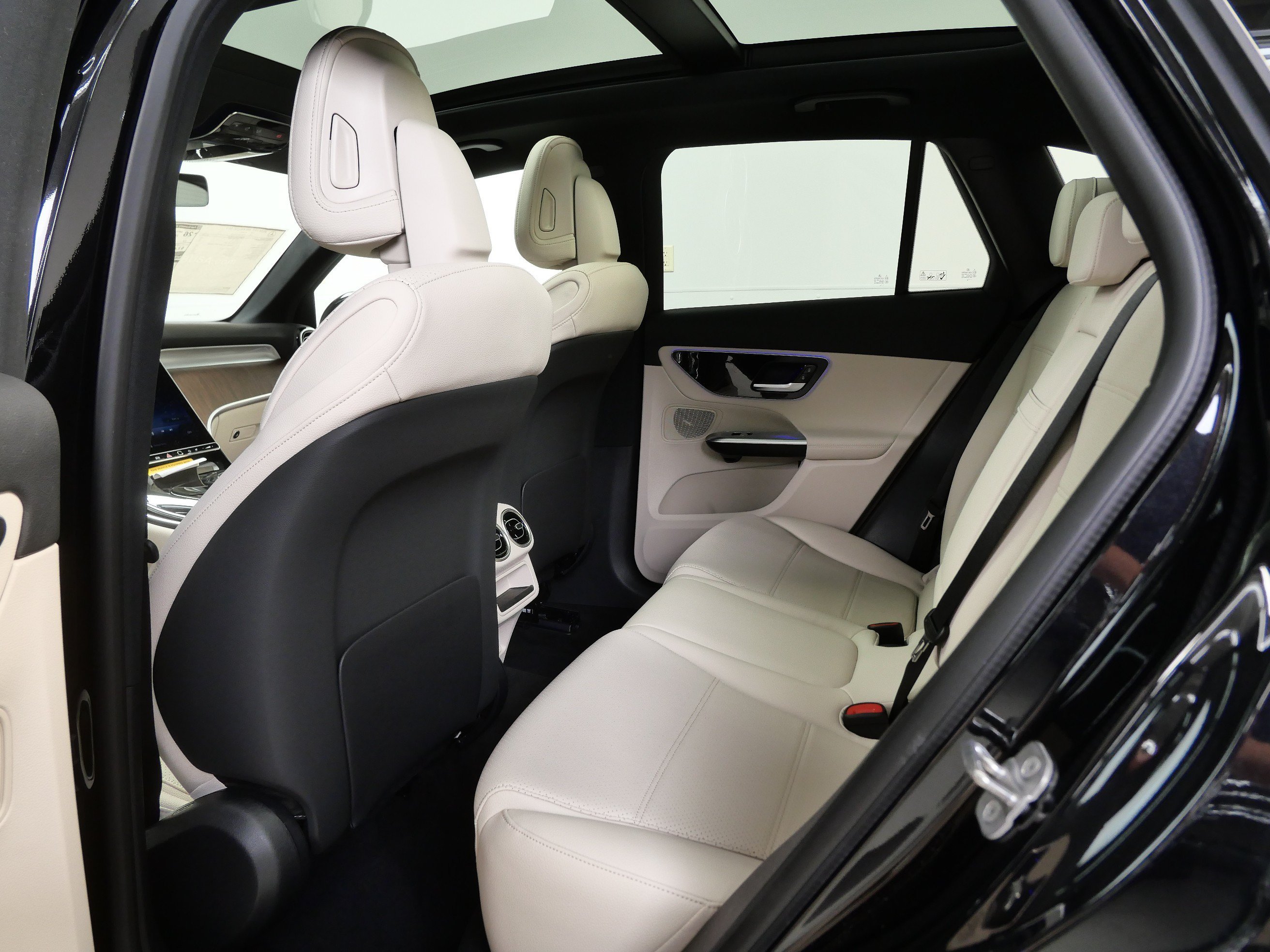 New 2026 Obsidian Black Metallic Mercedes-Benz GLC 300 image 9