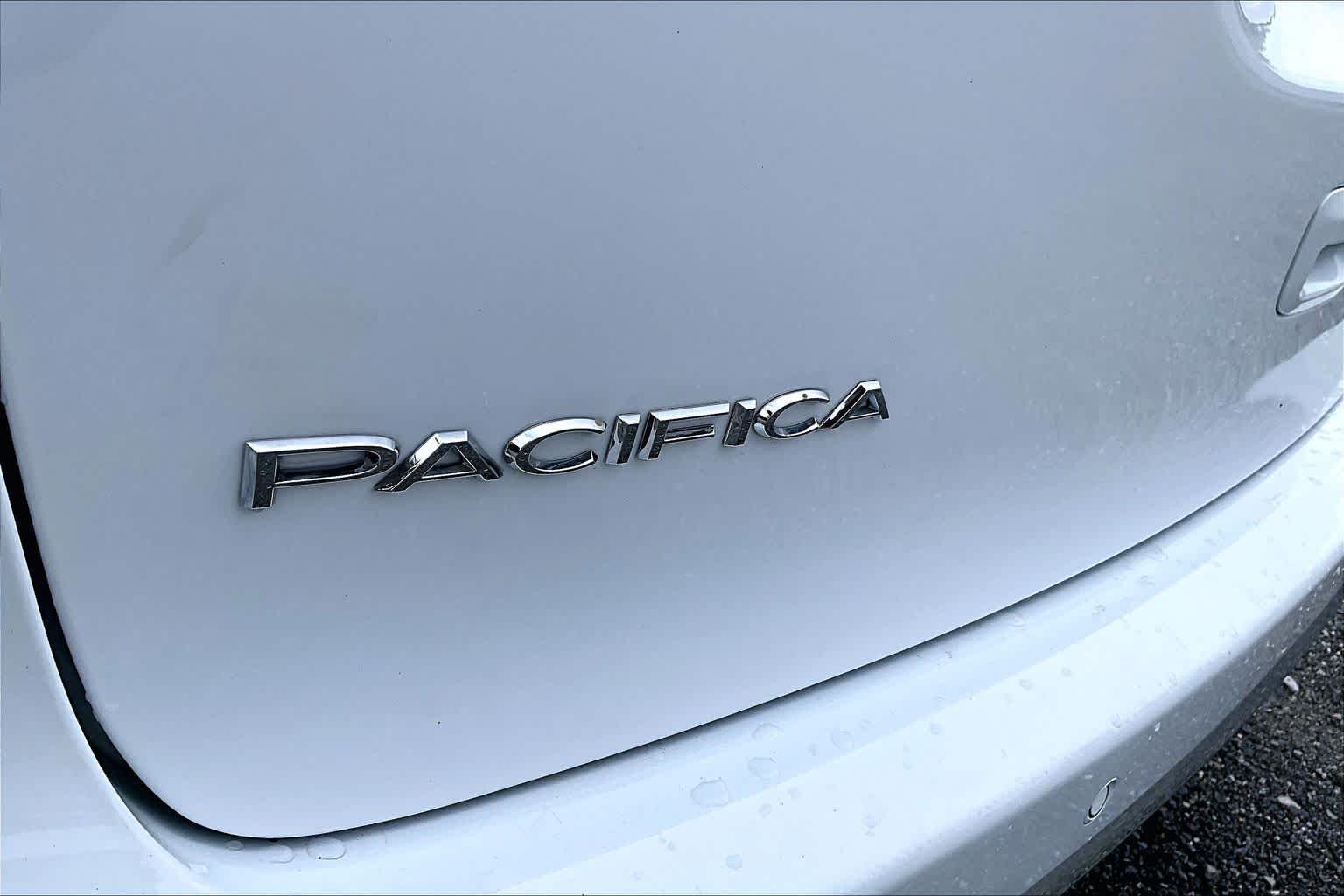 Used 2025 Bright White Clearcoat Chrysler Select image 10