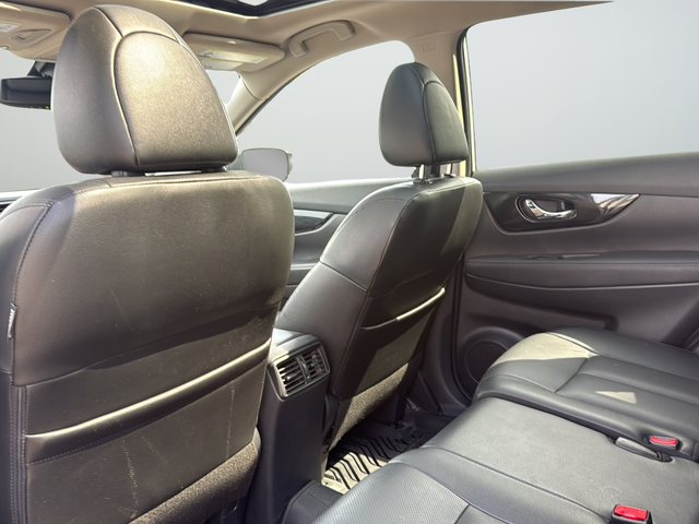 Used 2019 White Nissan SL image 23