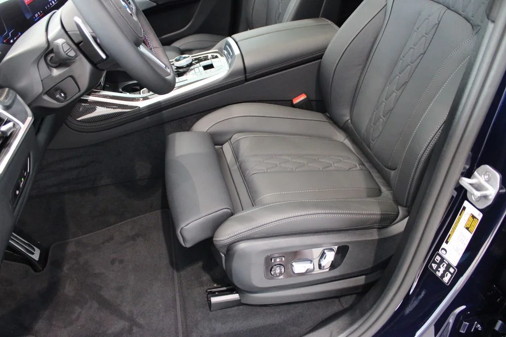 New 2027 Tanzanite Blue II Metallic BMW M60i image 9