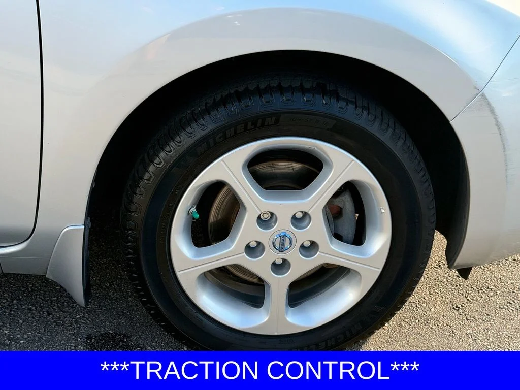 Used 2013 Silver Nissan SV image 8