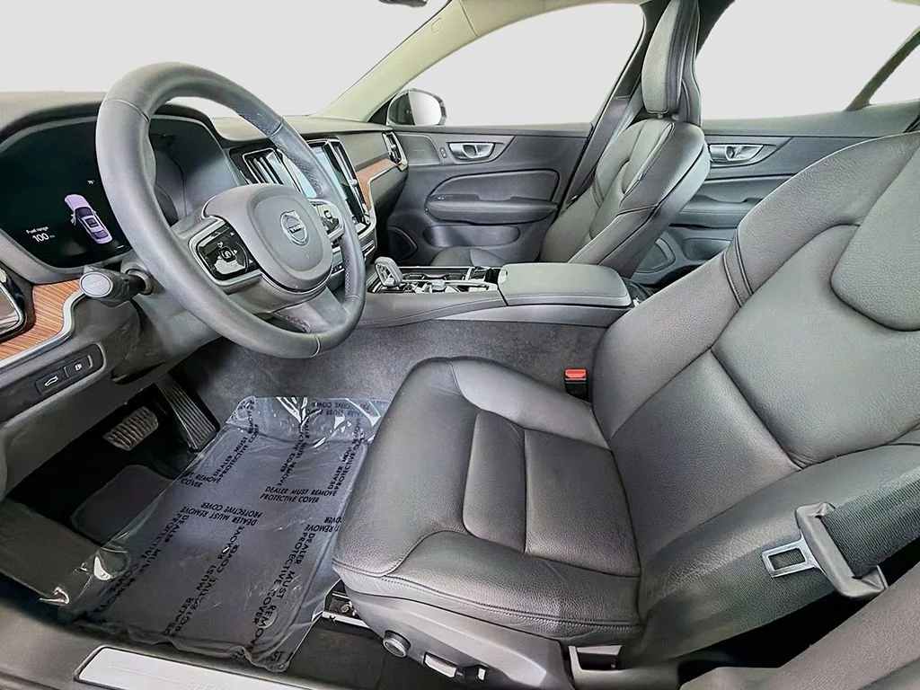 Used 2024 Crystal White Metallic Volvo T8 Plus Dark Theme image 25