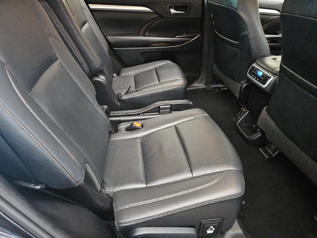 Used 2019 Black Toyota XLE image 6