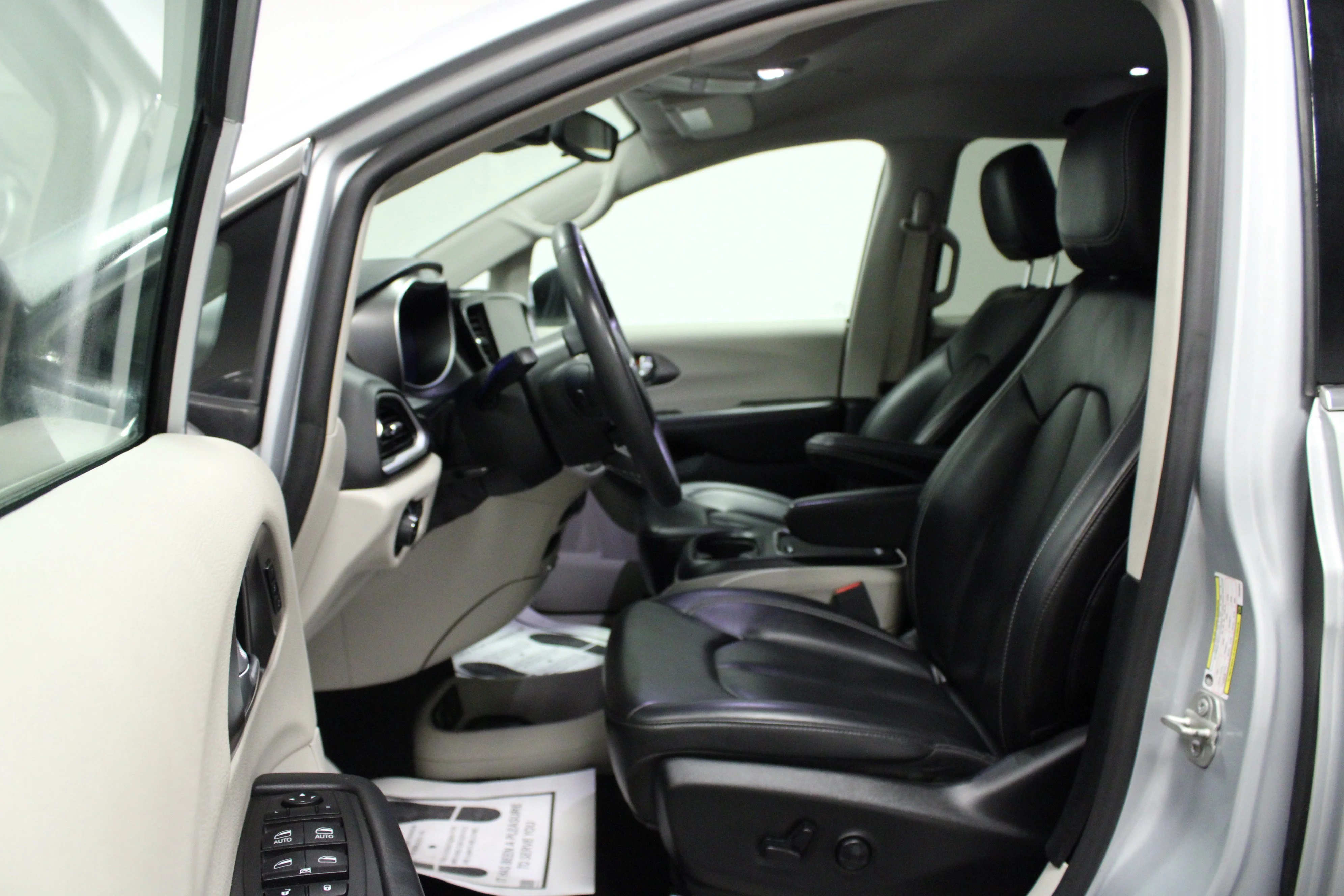 Used 2023 Silver Mist Clearcoat Chrysler Touring L image 12