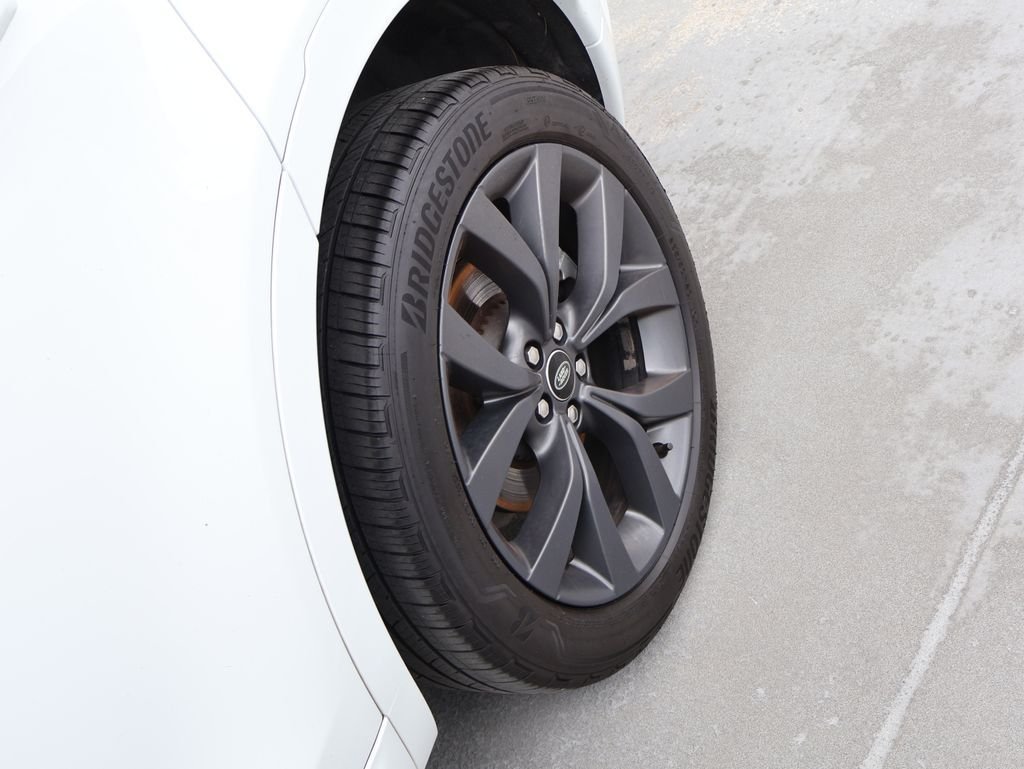 Used 2023 White Land Rover SE R-Dynamic image 38