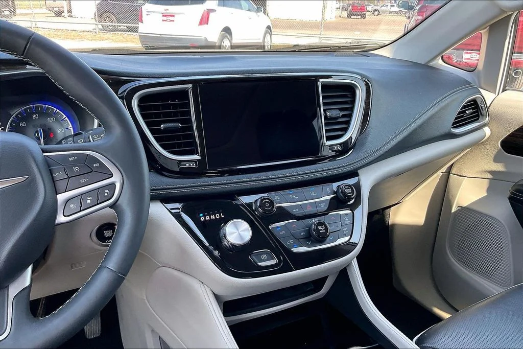Used 2023 White Chrysler Limited image 9