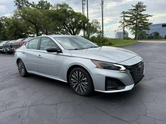 Used 2024 Silver Nissan 2.5 SV image 9