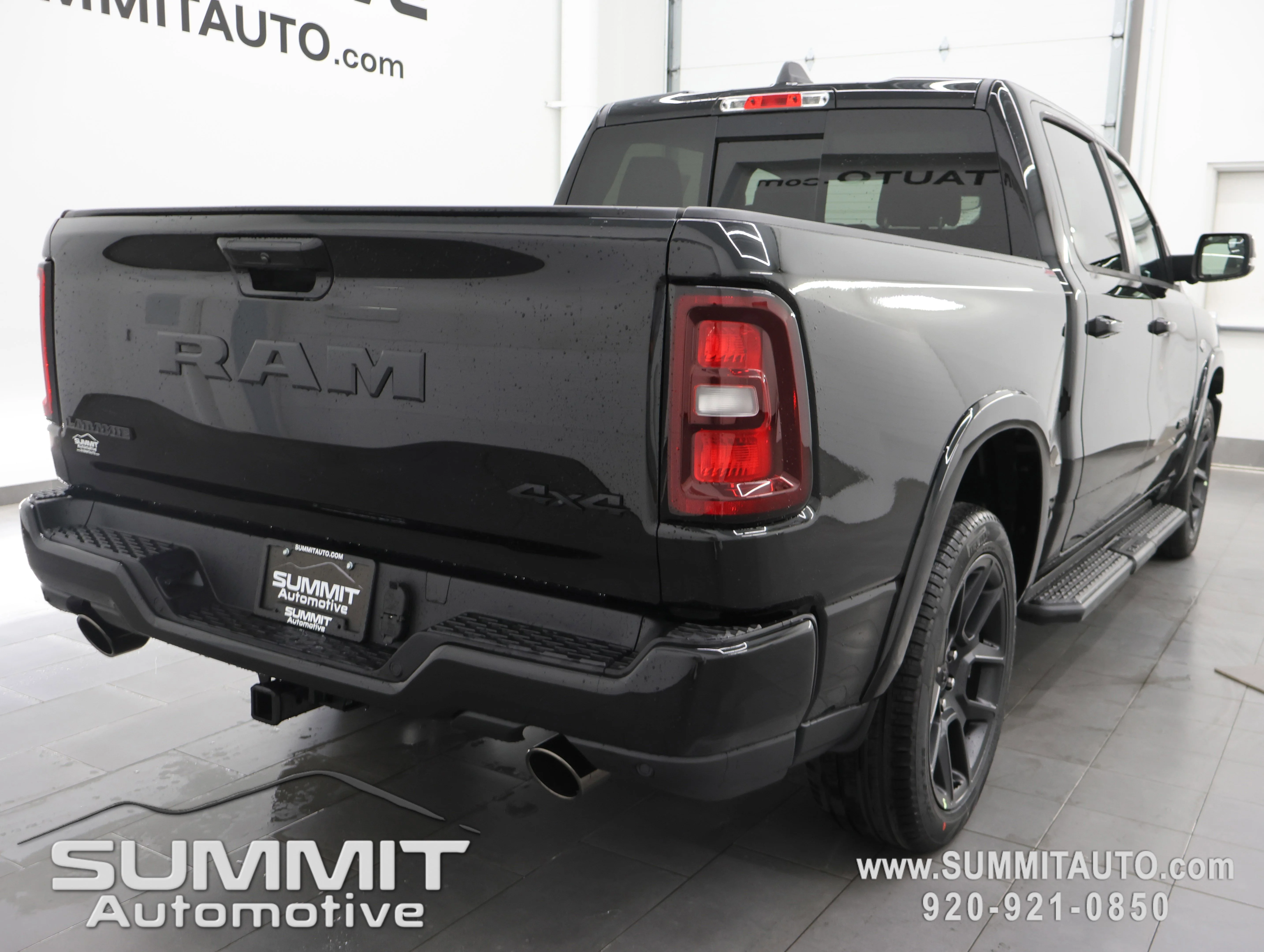 New 2026 Diamond Black Crystal Pearl-Coat Exterior Paint RAM Laramie image 4