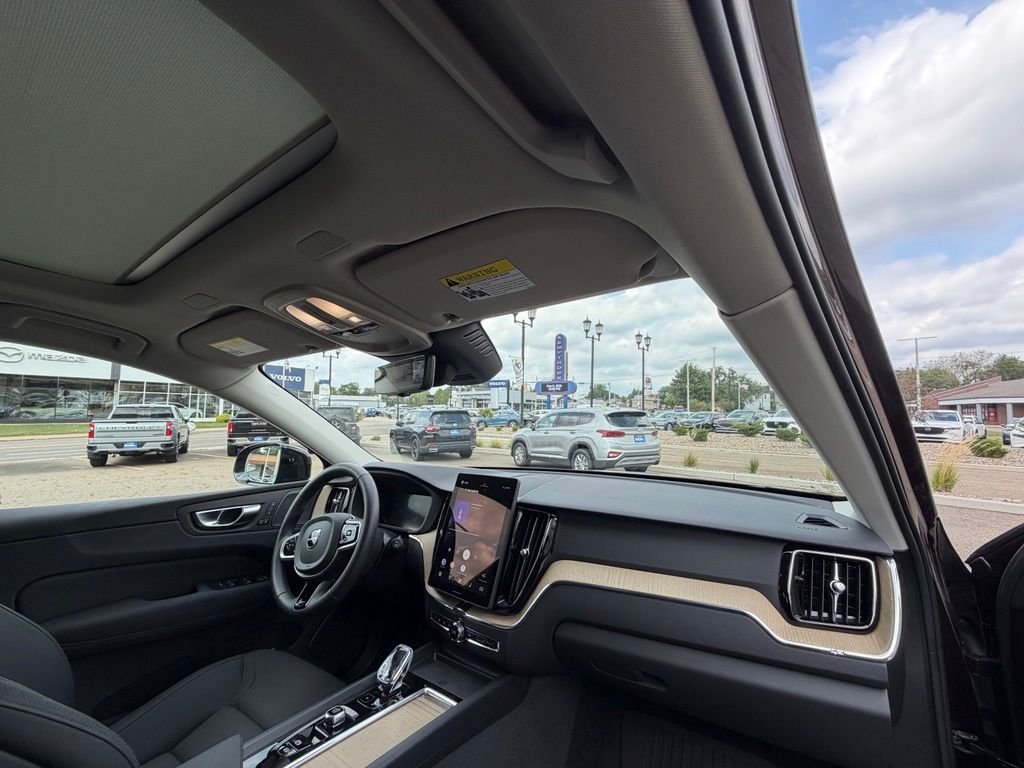 2026 Volvo XC60 Plus - Photo 10