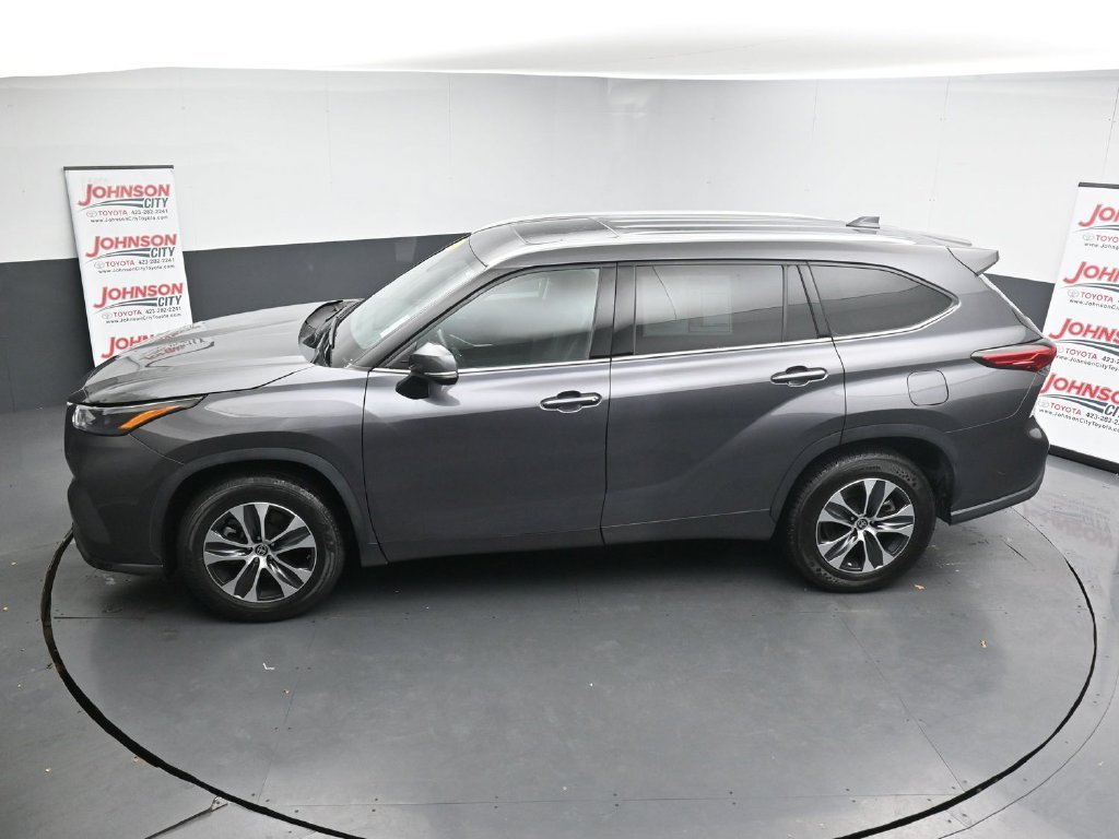 Used 2022 Gray Toyota XLE image 27