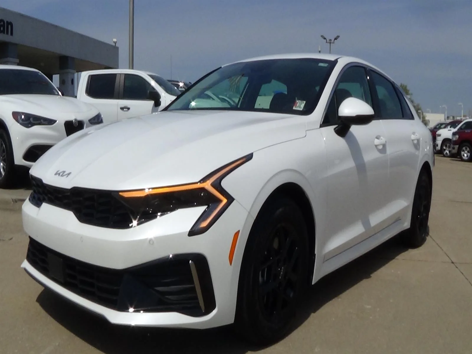 Used 2025 Snow White Pearl (swp) Kia LXS image 1
