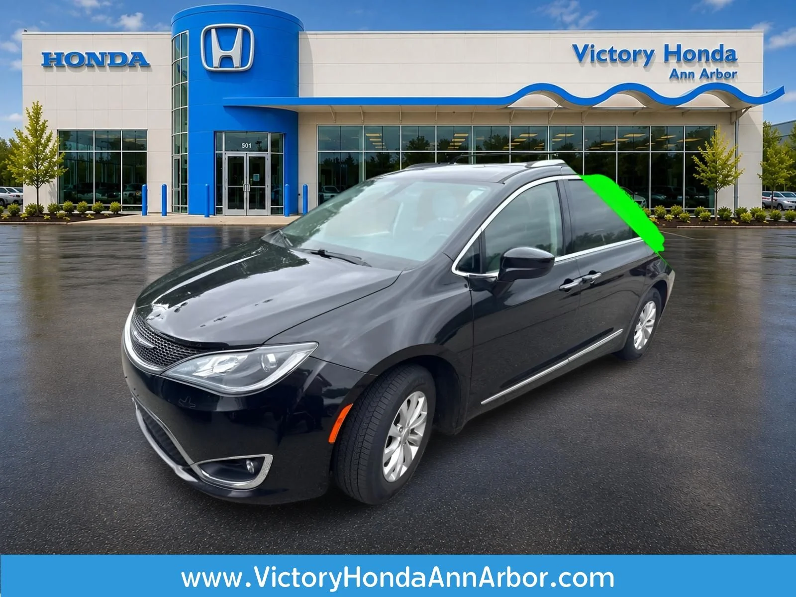 Used 2019 Brilliant Black Crystal Pearlcoat Chrysler Touring L image 1