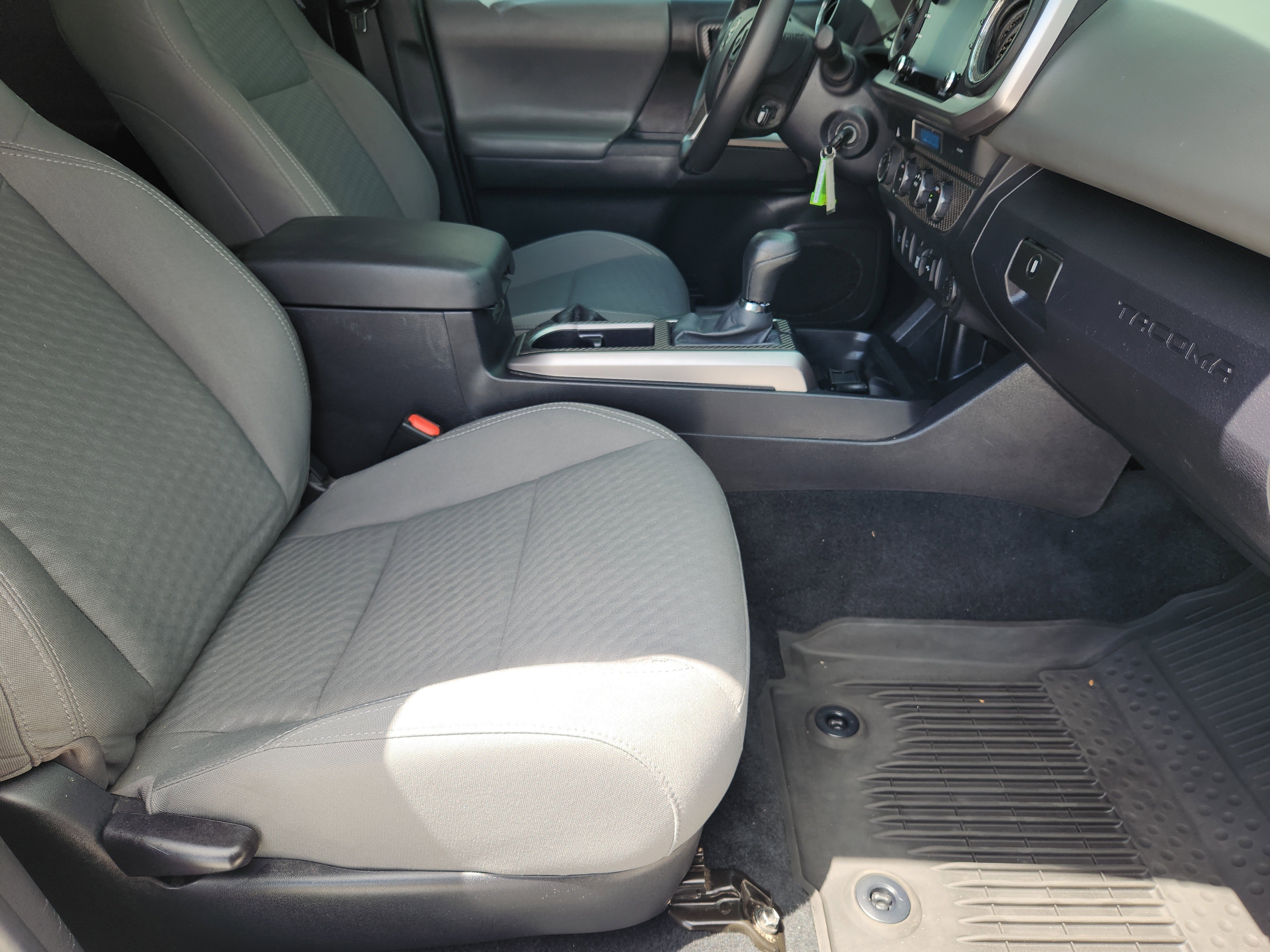 Used 2022 White Toyota SR5 image 17