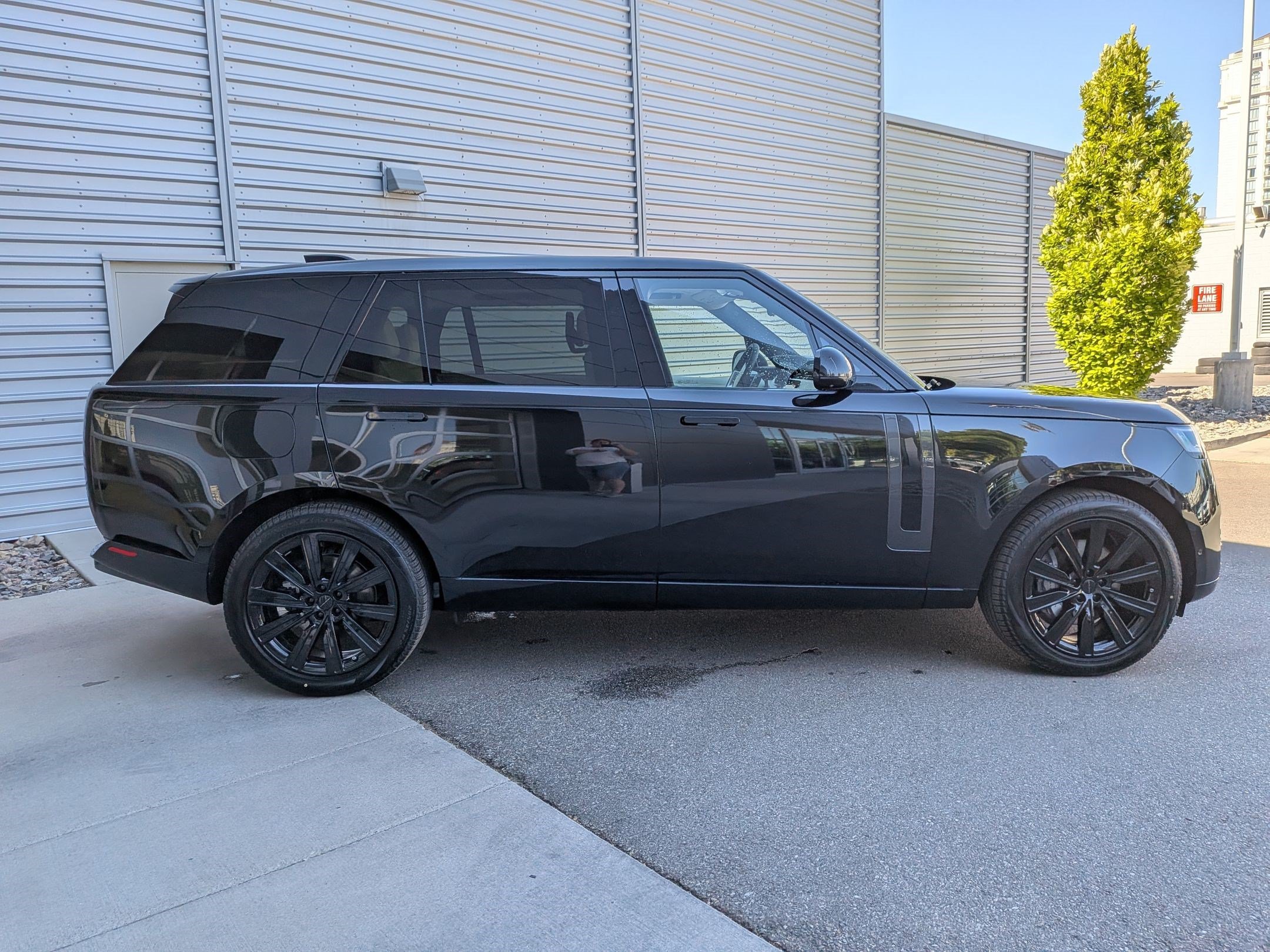 New 2026 Santorini Black Land Rover P400 SE 7 Seat image 4