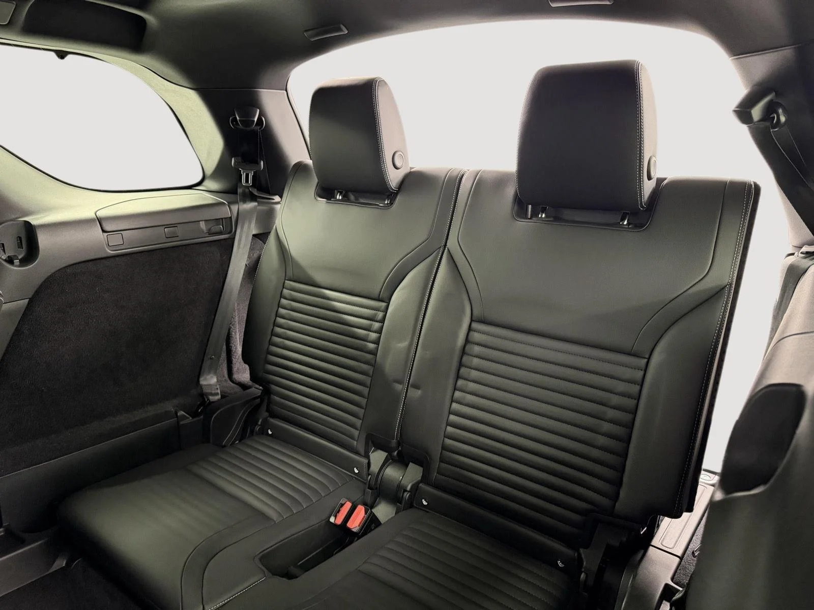 Used 2025  LAND ROVER SE image 24