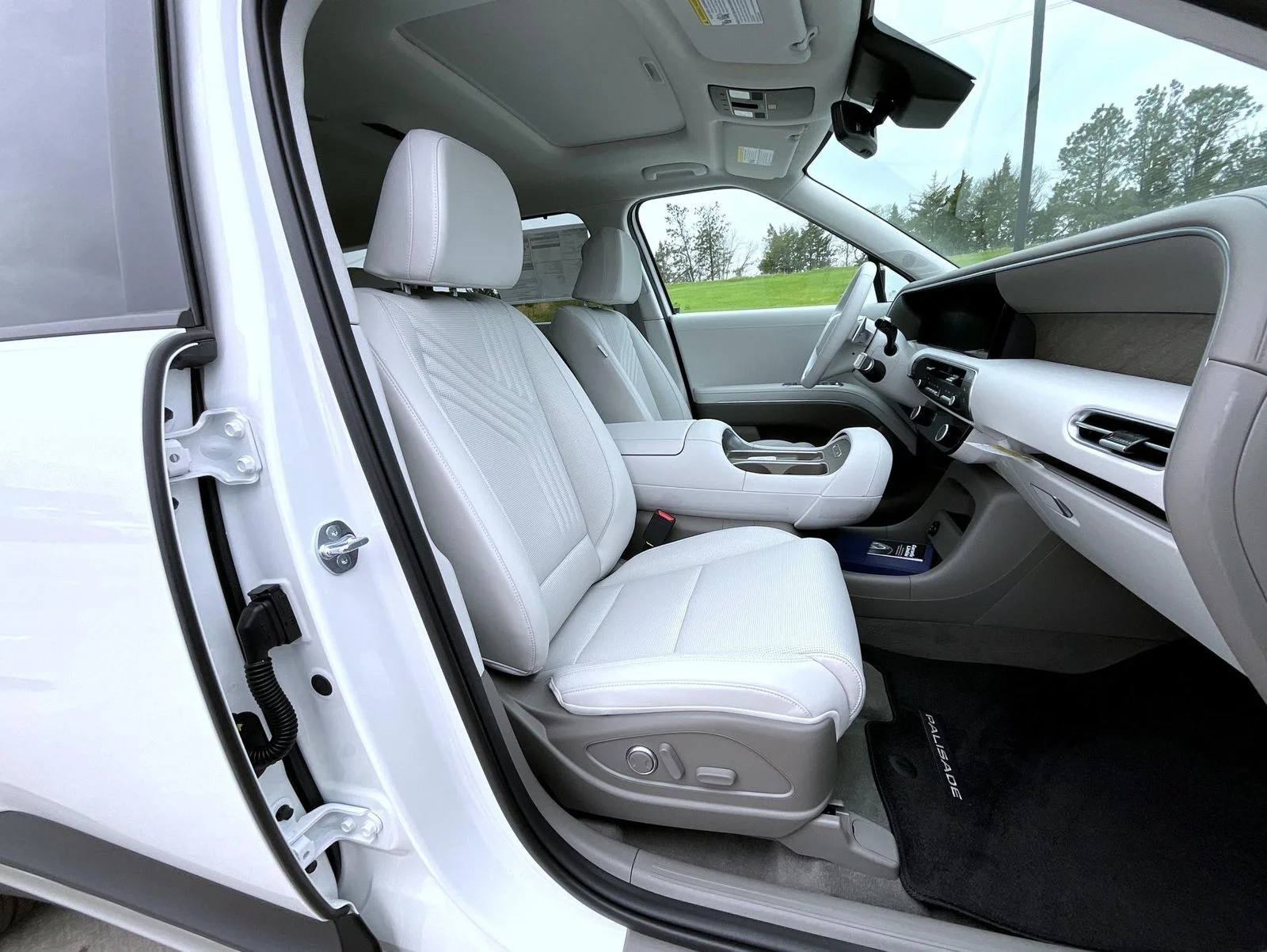 New 2026 White Hyundai SEL Premium image 16