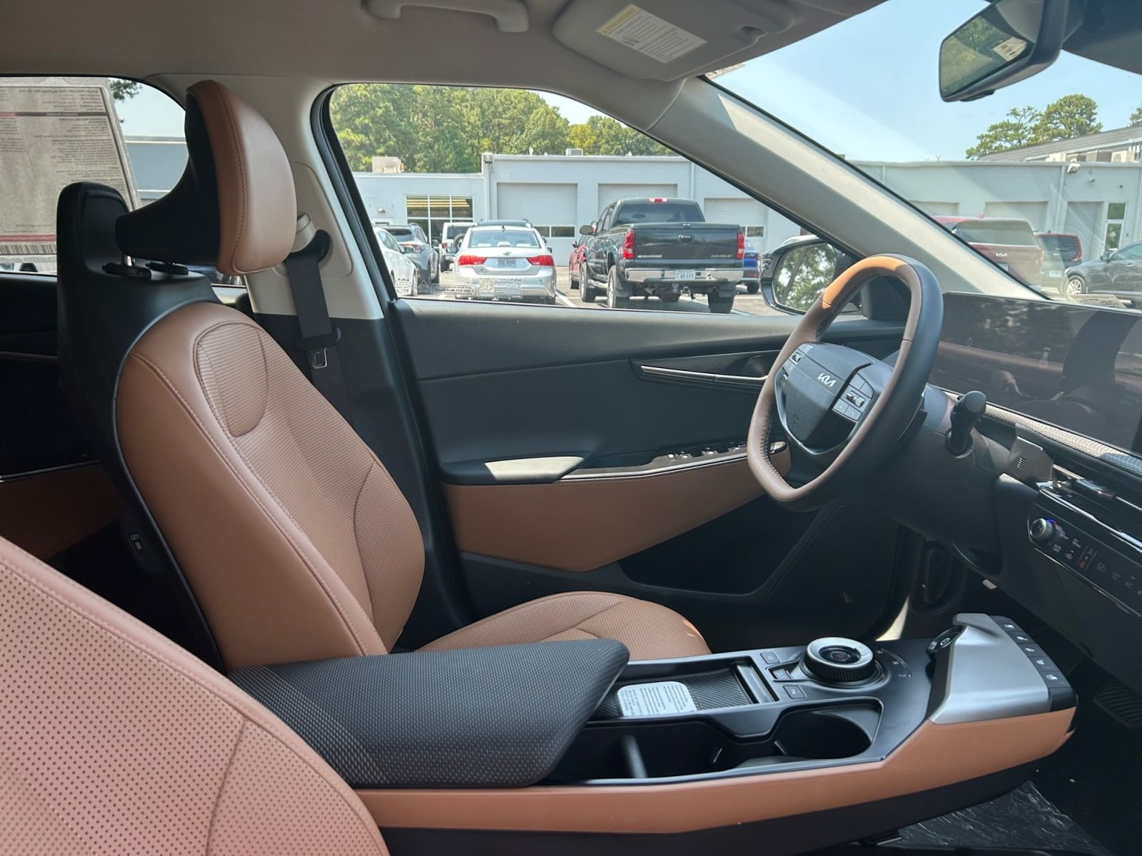 New 2026 Wolf Gray Kia WIND image 30
