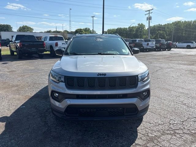 Used 2023 Silver Jeep Latitude image 9