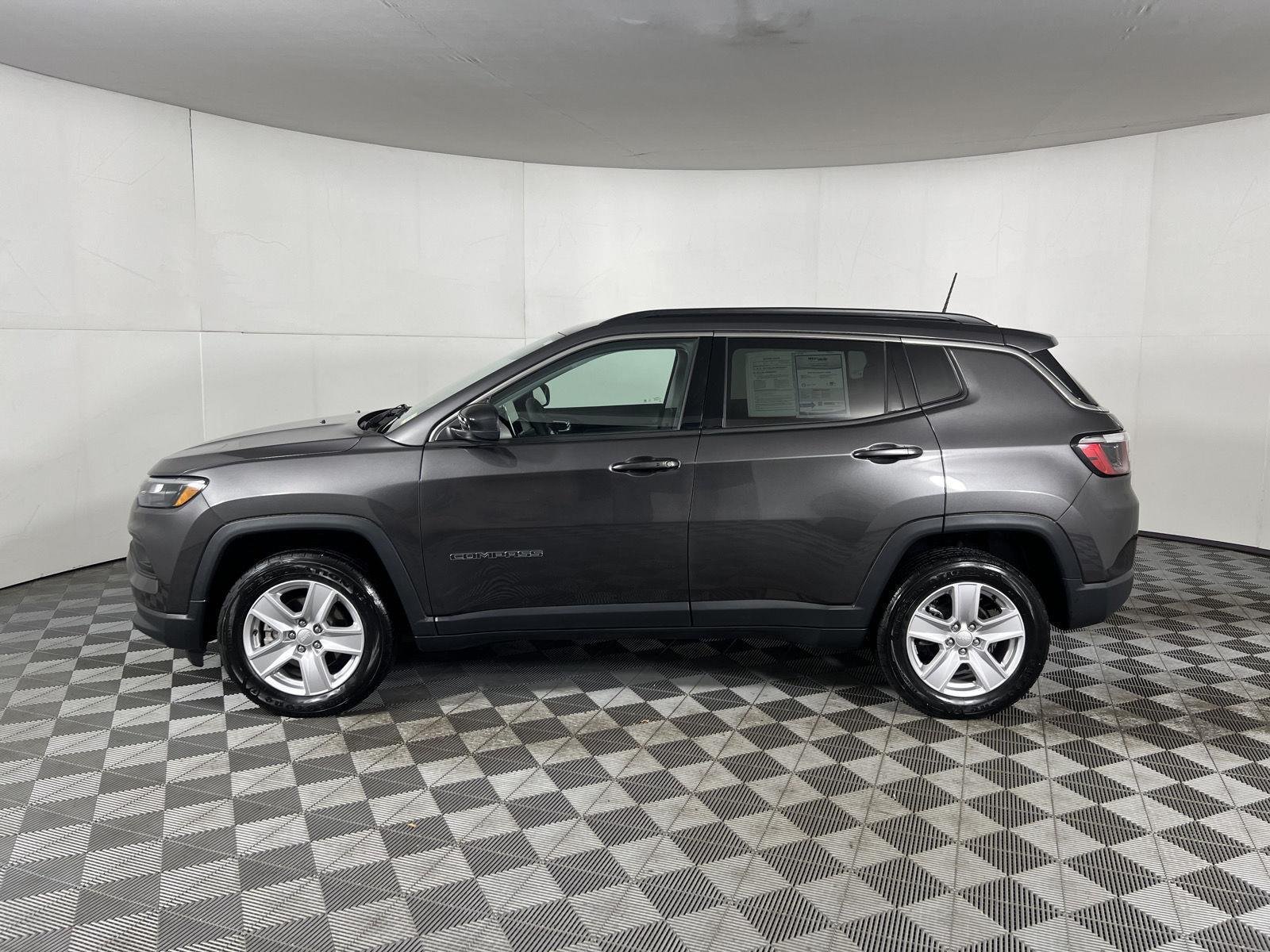 Used 2022 Granite Crystal Metallic Clearcoat Jeep Latitude image 10