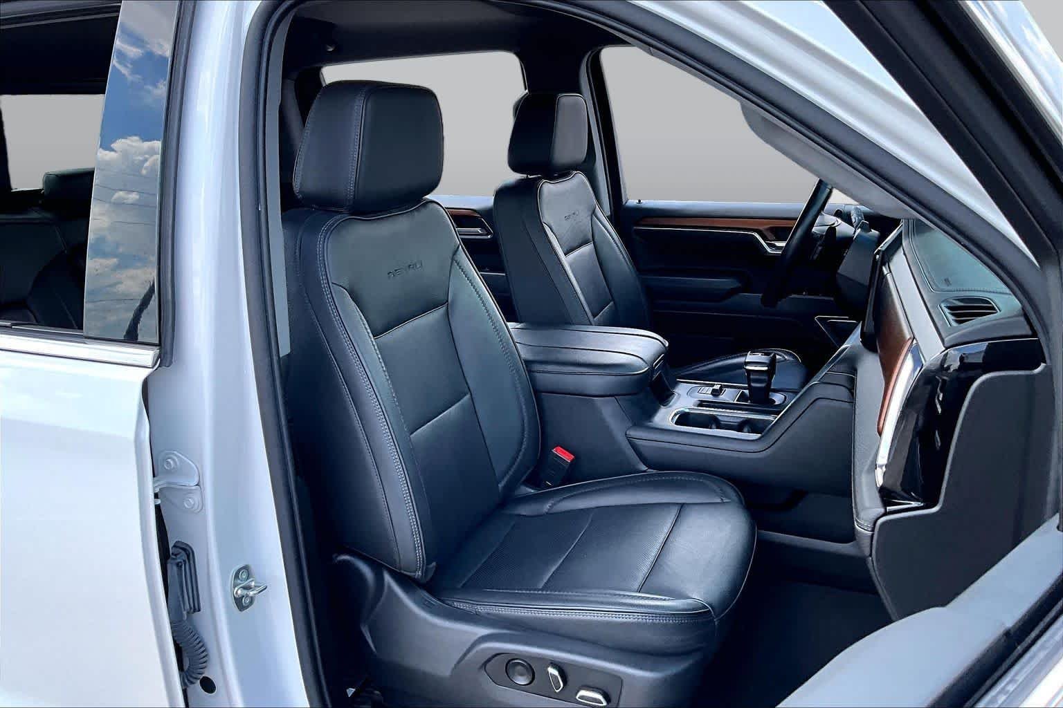 Used 2023 White Frost Tricoat GMC Denali image 9