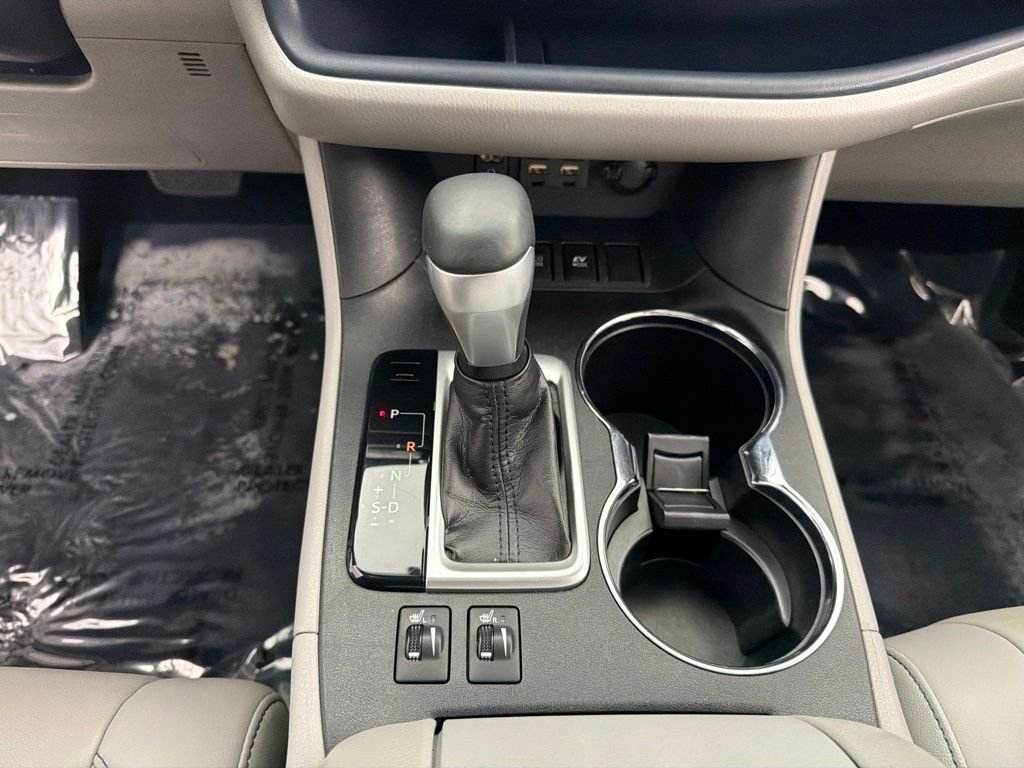 Used 2019 Silver Toyota XLE image 15