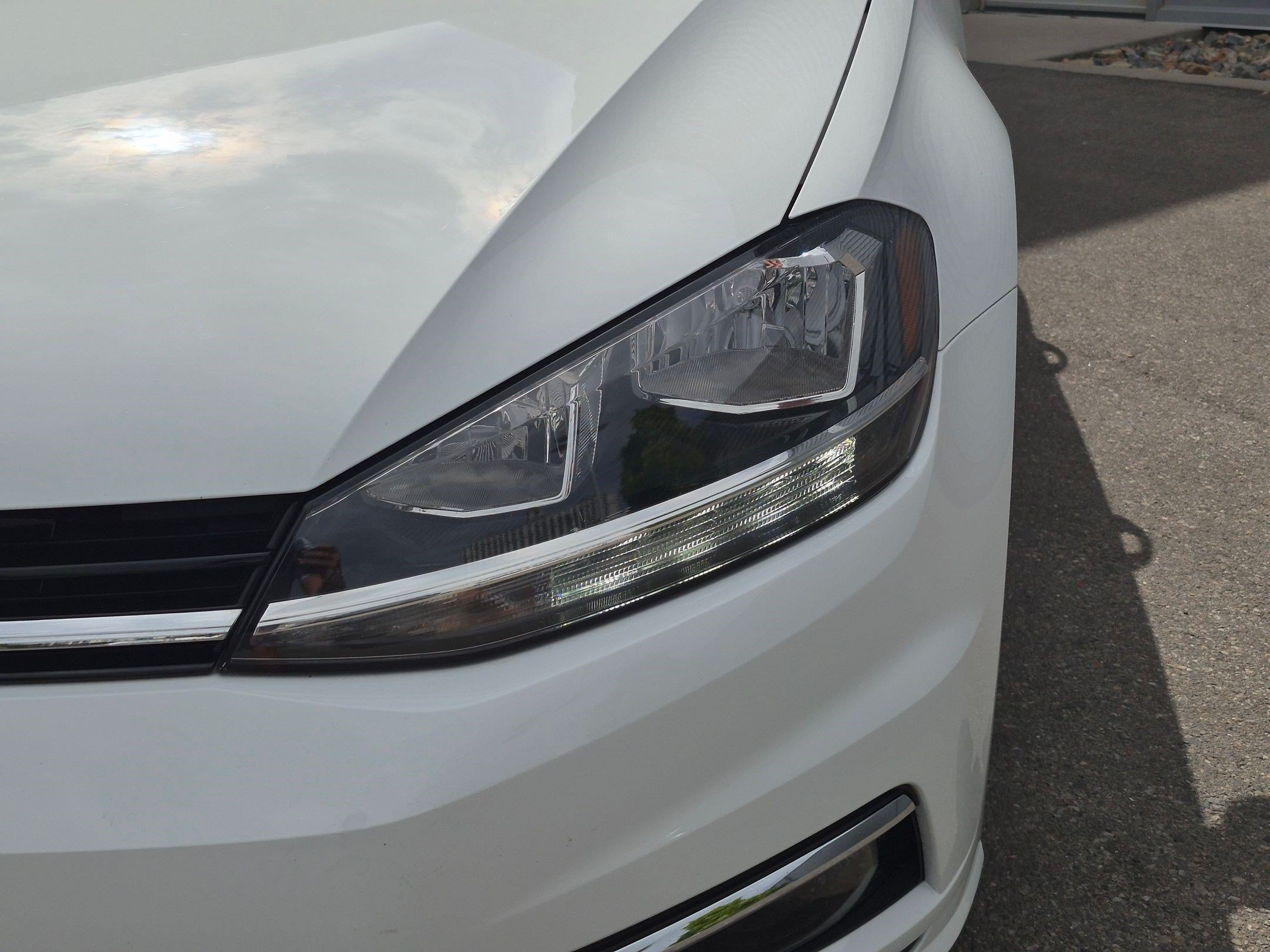 Used 2018 Pure White Volkswagen S image 9