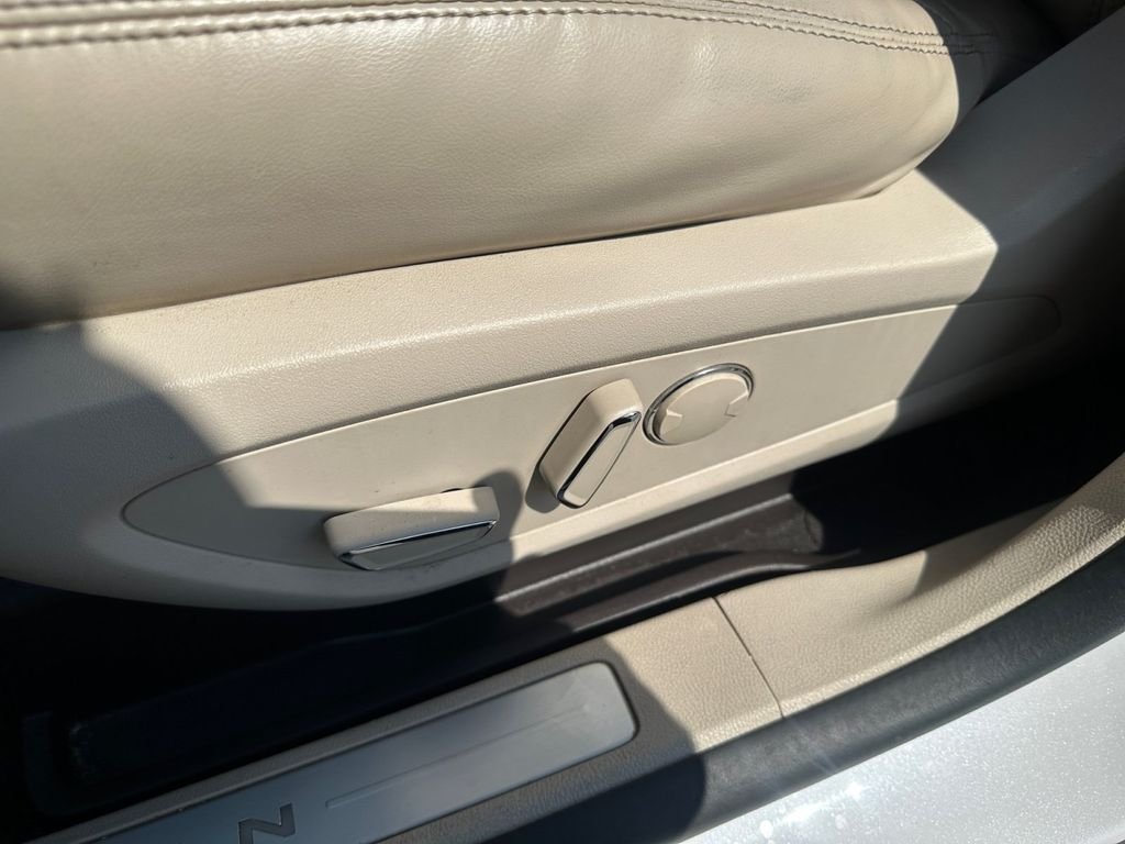 Used 2017 White Lincoln Select image 31