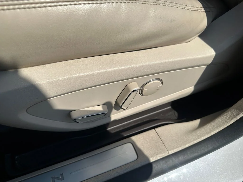 Used 2017 White Lincoln Select image 31