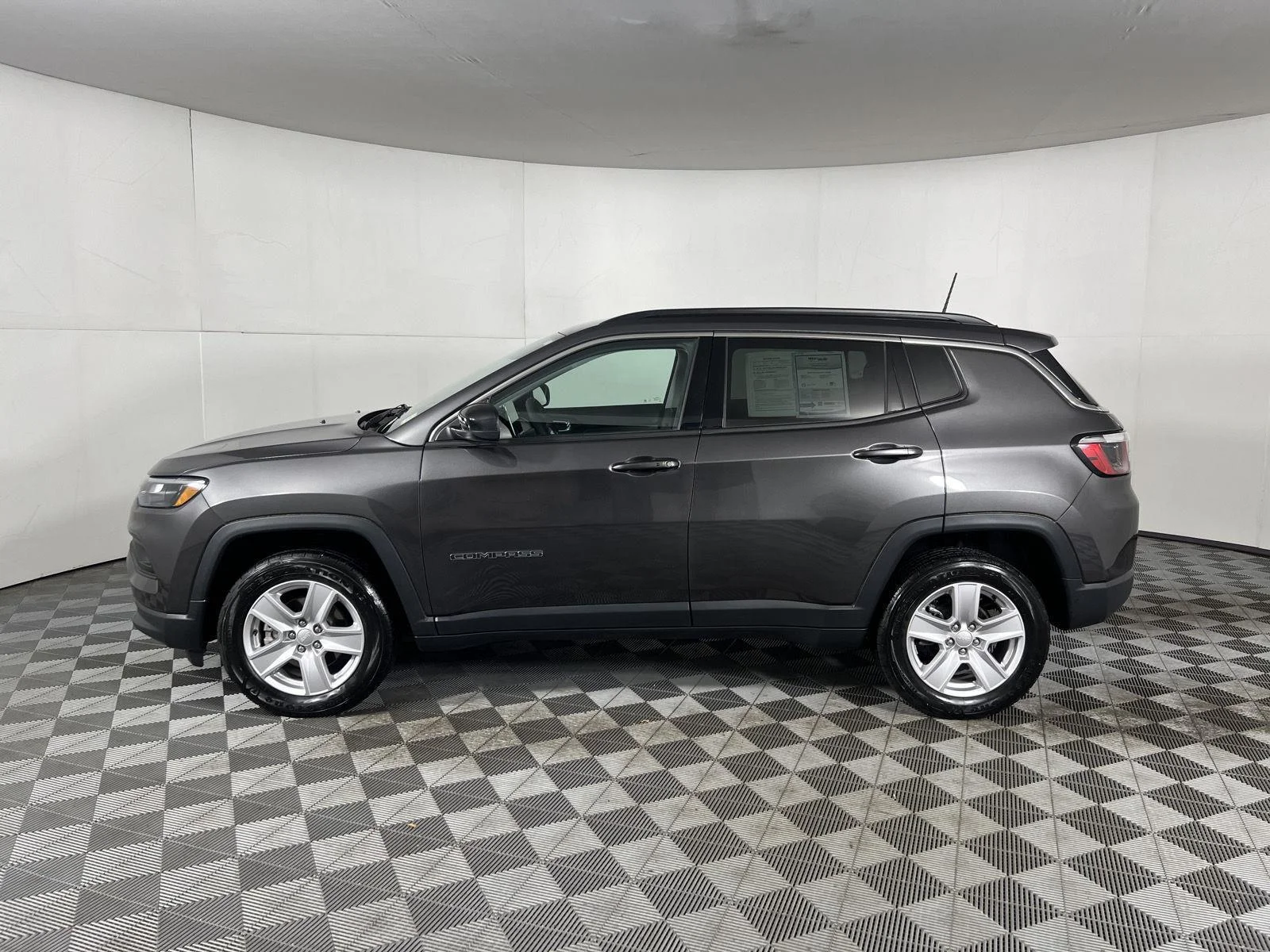 Used 2022 Granite Crystal Metallic Clearcoat Jeep Latitude image 10