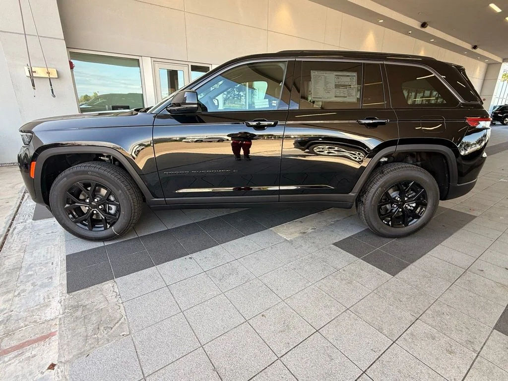New 2026 Diamond Black Crystal Pearl-Coat Exterior Paint Jeep Altitude image 7
