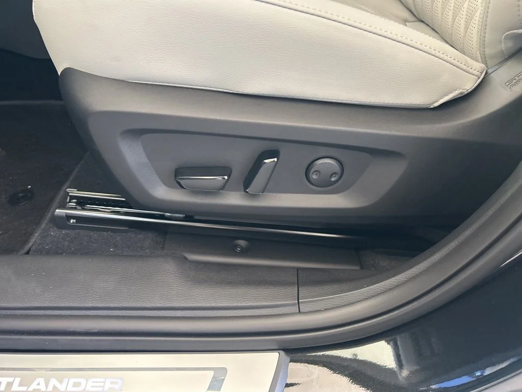 2025 Mitsubishi Outlander SEL Platinum Edition - Photo 44