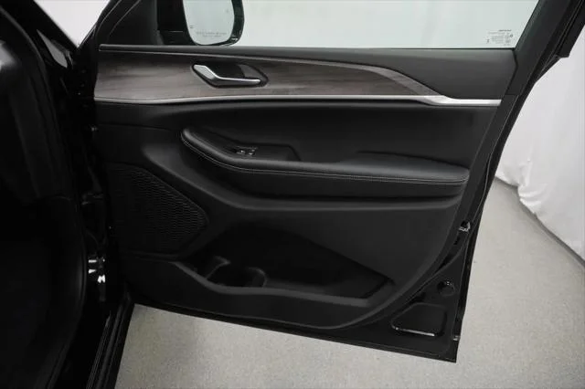 New 2026 Diamond Black Crystal Pearl-Coat Exterior Paint Jeep Laredo image 7