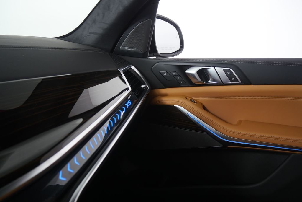 New 2026 Mineral White Metallic BMW xDrive50e image 23