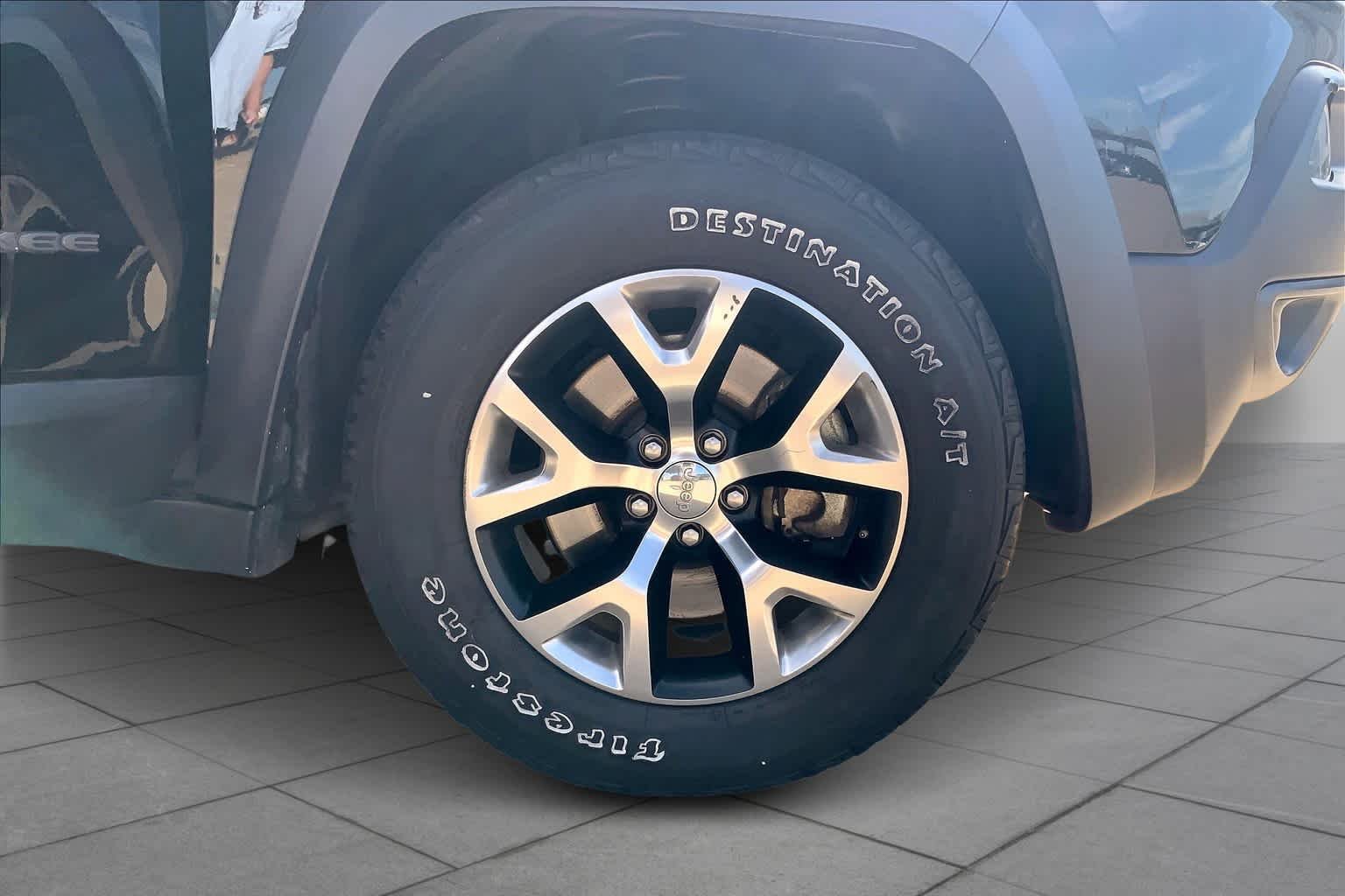 Used 2017 Diamond Black Crystal Pearlcoat Jeep Trailhawk image 10