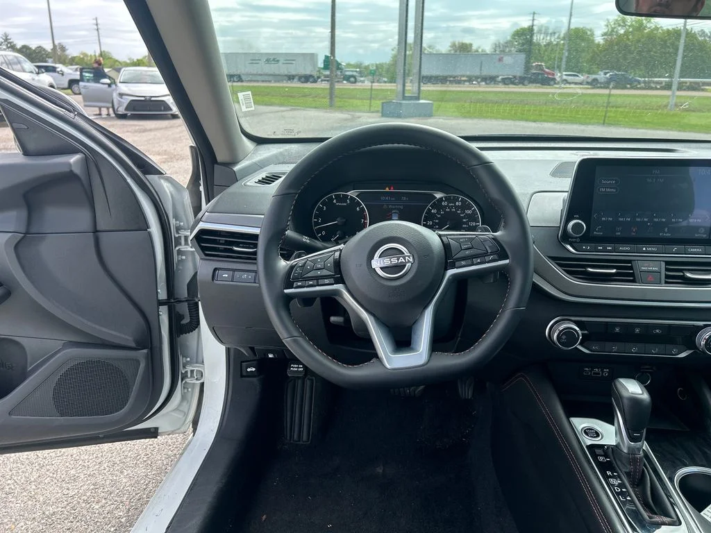 Used 2025 White Nissan 2.5 SR image 14