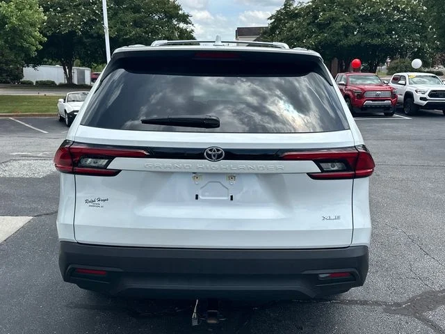 Used 2025 Beige Toyota XLE image 4