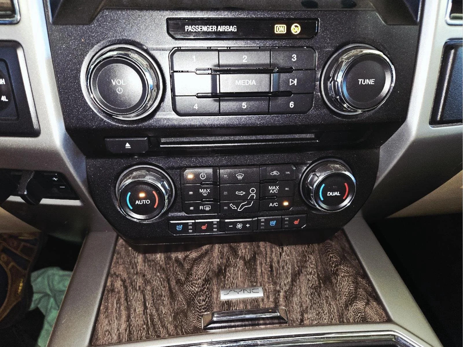Used 2018 White Gold/Stone Gray Ford Lariat image 21