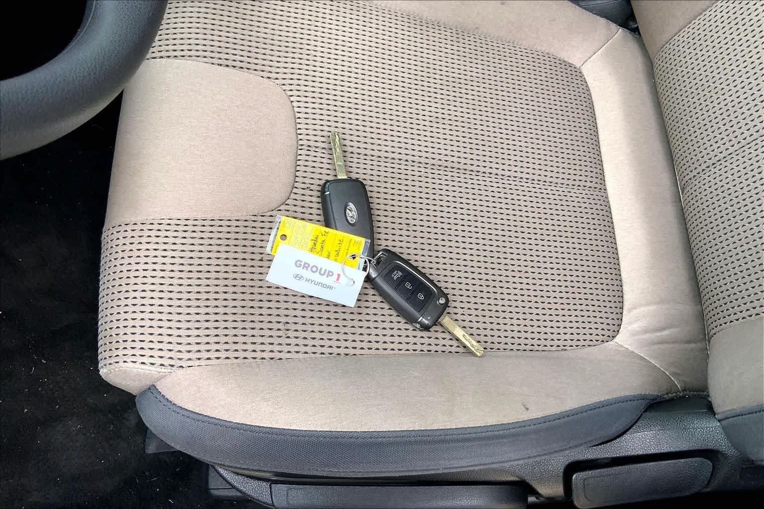 Used 2022 Quartz White Hyundai SE image 15