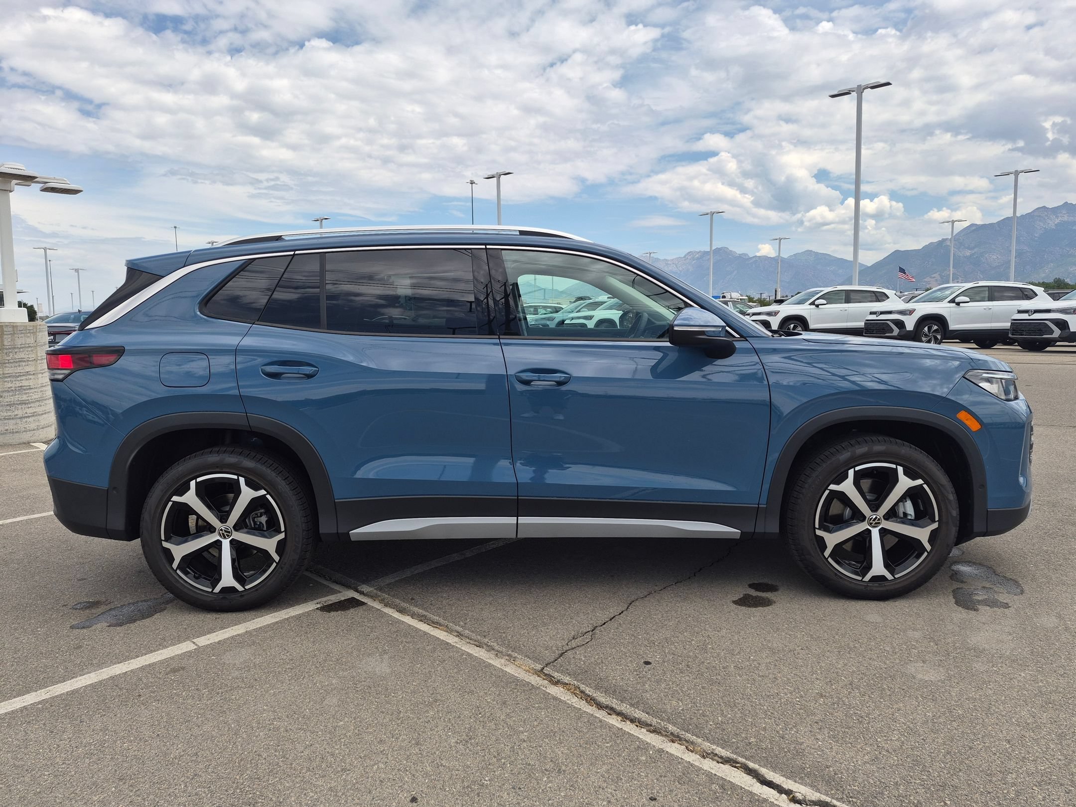 New 2026 Monterey Blue Pearl Volkswagen SE image 2