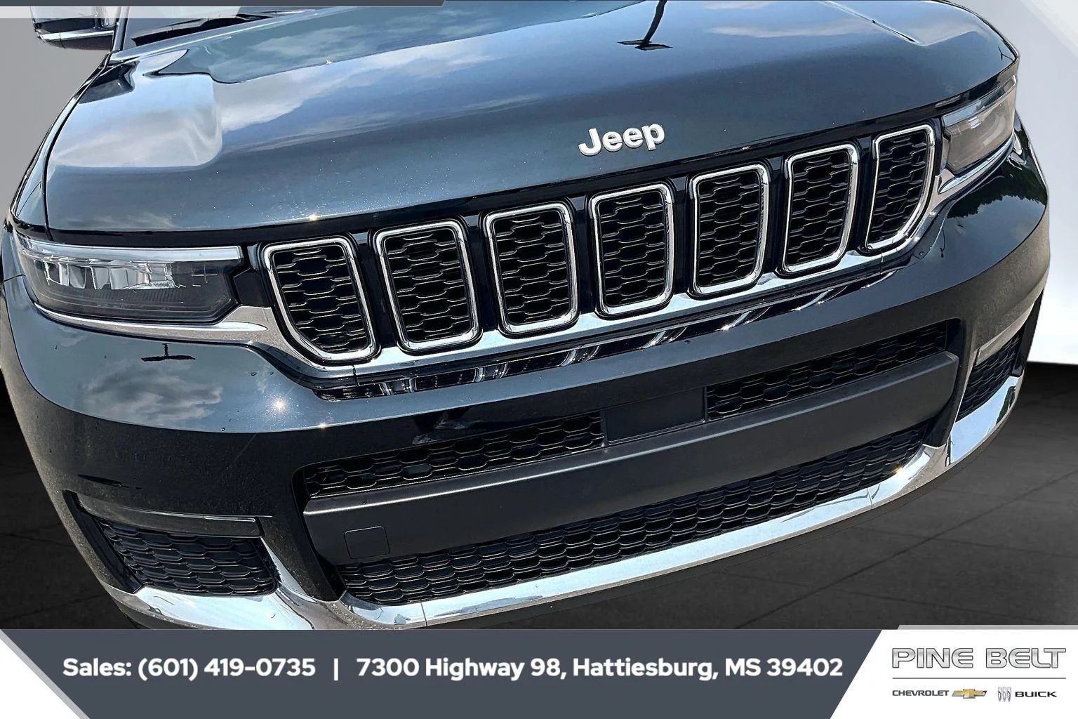 Used 2025 Diamond Black Crystal Pearlcoat Jeep Limited image 22