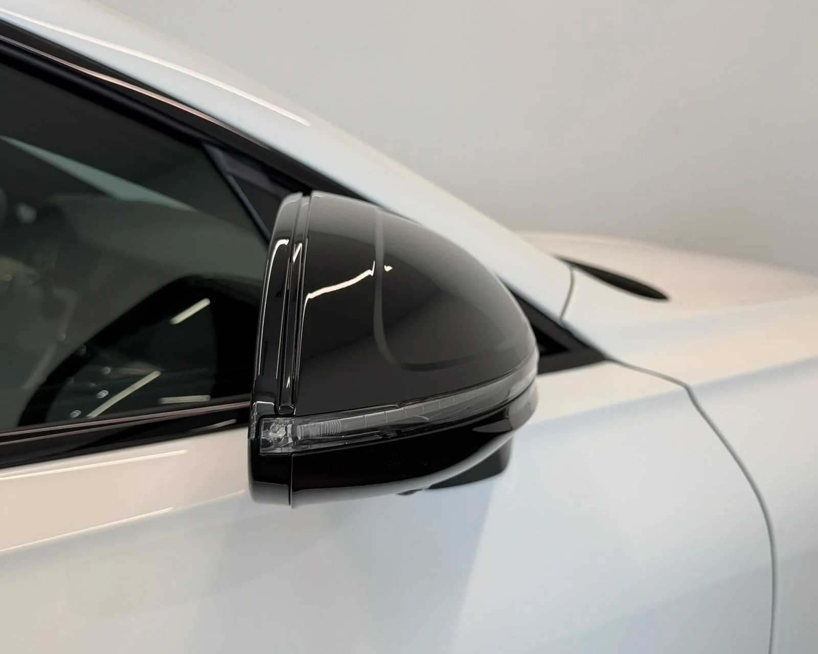 Used 2023 White Bentley V8 S image 39