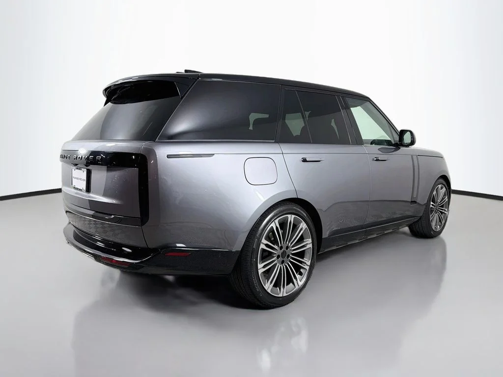 New 2026 Eiger Grey Land Rover SE image 5