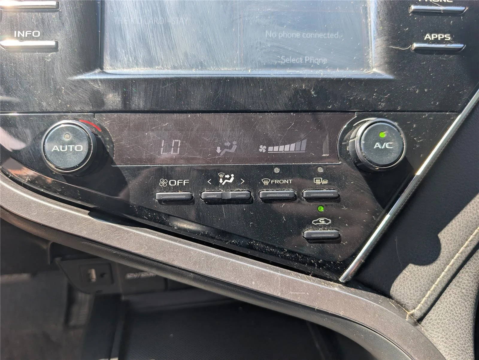 Used 2018 Super White Toyota SE image 16