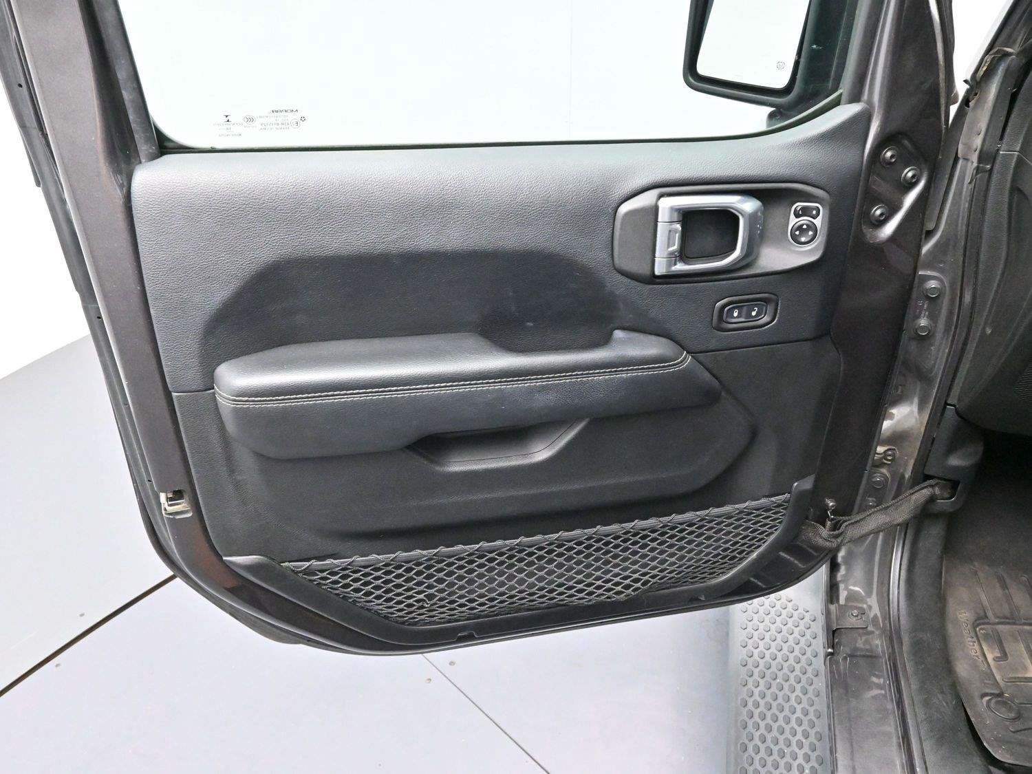 Used 2018 Granite Crystal Metallic Clearcoat Jeep Sahara image 11