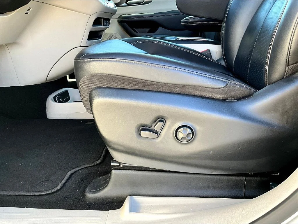 Used 2024 Silver Chrysler Touring L image 39