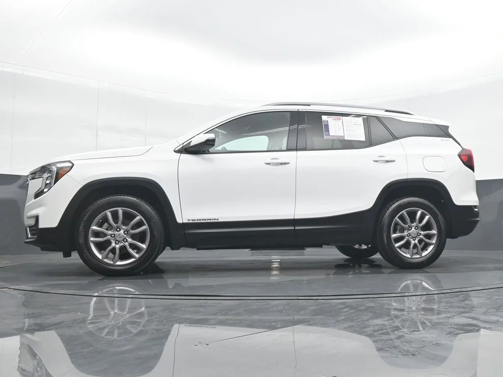 Used 2024 White GMC SLT image 28