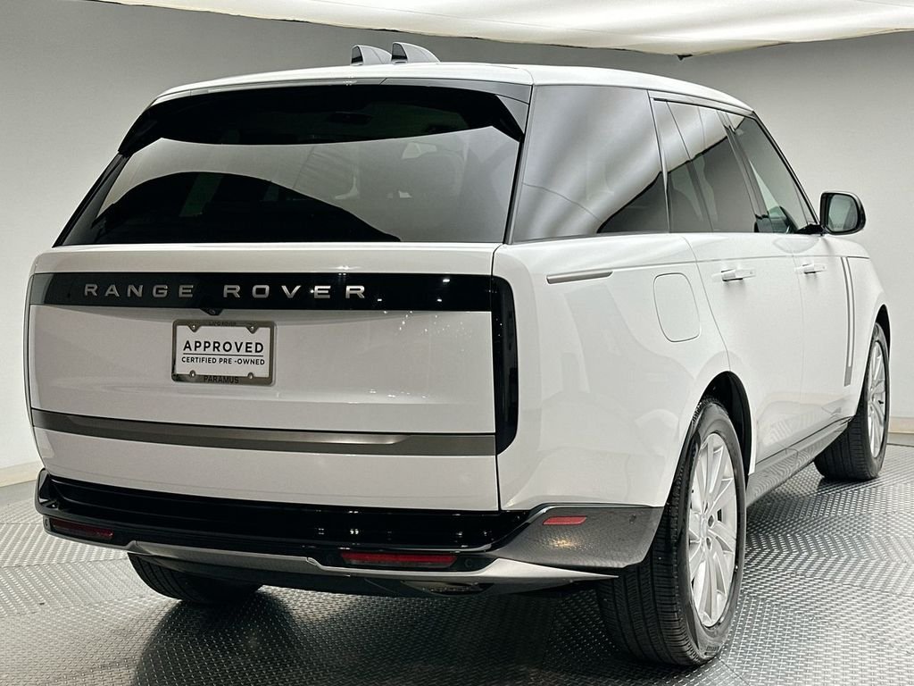 Used 2025  Land Rover SE image 13