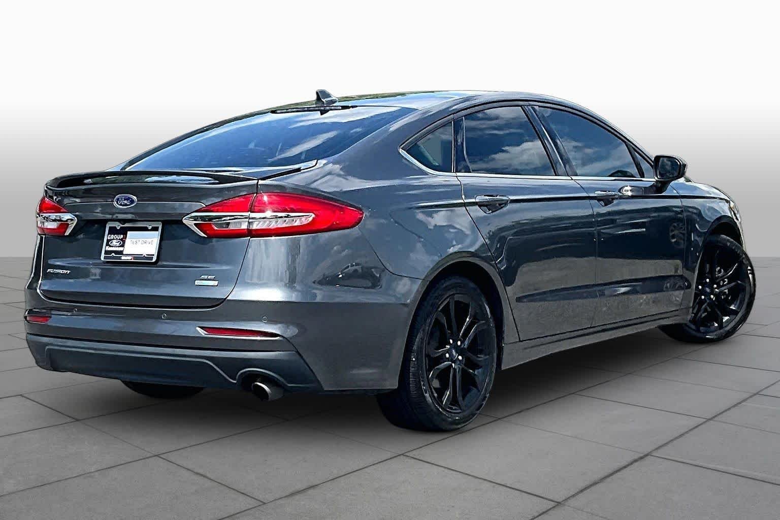Used 2019 Magnetic Metallic Ford SE image 13